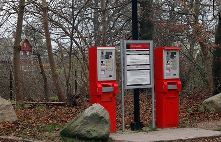 Betalingsautomater i naturen. Her Dyrehaven i Klampenborg.