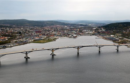 Sundsvallbroen er 2,1 km lang.