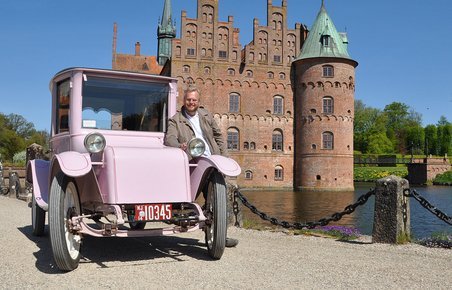 Milburn Electric fra 1914 indgår nu i en mini-udstilling på Egeskov Slot. 