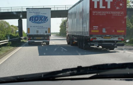 Elefantvæddeløb, lastbiloverhaling
