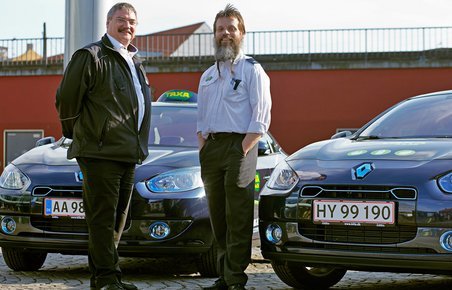 Flere vognmænd er med i Taxi 4x35's forsøg med elektriske taxier. De tre af bilerne er Renault Fluence Z.E.