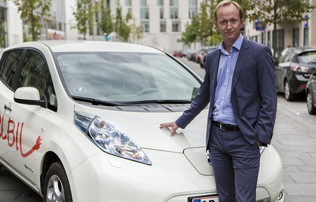 Direktøren for Eon i Danmark, Tore Harritshøj, er overbevist om, at der snart bliver god brug for ladestandere til elbiler.