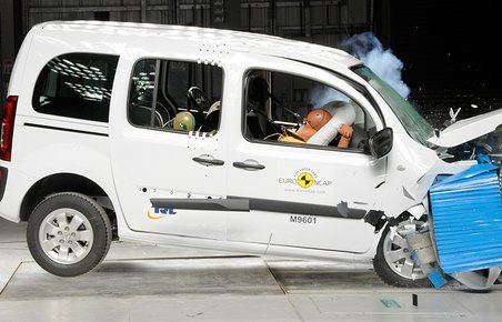 Mercedes-Benz Citan slap ikke godt fra mødet med barrieren.