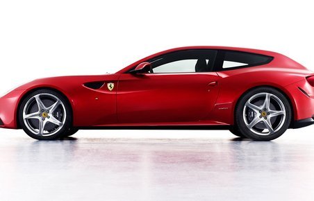 Ferrari FF er næsten fem meter lang; 4,91 meter.