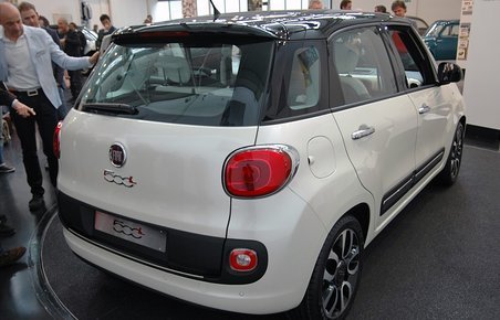 Fiat 500L er en høj og kort bil. Det gør bilen let at parkere og rummelig indvendig.