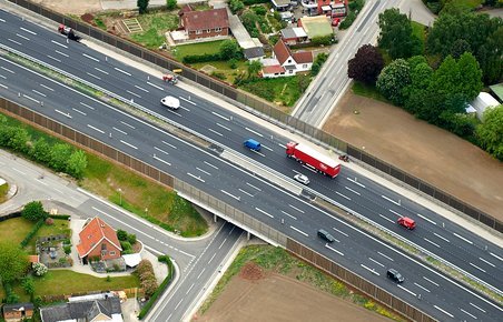 Den nye Holbækmotorvej med otte spor - her hvor motorvejen krydser Hedevej ved Fløng.