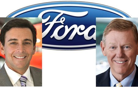 Mark Fields (tv) overtager topposten hos Ford Motor Co. fra Alan Mulally.