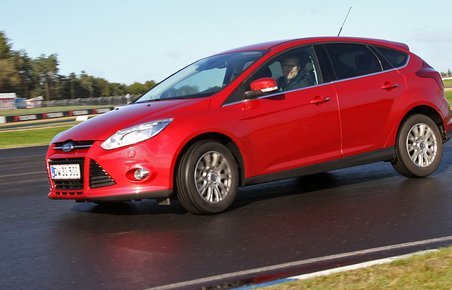 Ford Focus under test på FDM Jyllandsringen. Ford har nu fået dansk pris for at øge sikkerheden.