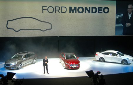 Ford Mondeo vises nu i den europæiske udgave - stort set identisk med den amerikanske.