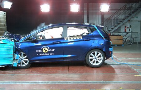 Trods fem Euro NCAP-stjerner er automatisk nødbremse ikke standard i den nye Ford Fiesta. Ikke godt nok, mener FDM. 