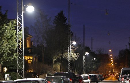 Gadelamper på en kort strækning på Frederiksberg skruer nu selv op og ned for belysningen, efter om der er trafik eller ej.