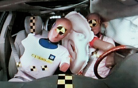 Den nye airbag kan beskytte fører og passager ved sidepåkørsler.