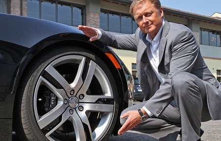 Henrik Fisker: Det er verdens første bil, hvor produktionsudgaven har større hjul end konceptet.