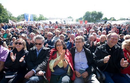 Publikum foran hovedscenen til Folkemødet.