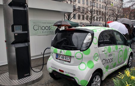 En Citroën C-Zero lades fra Danmarks første hurtiglader. 