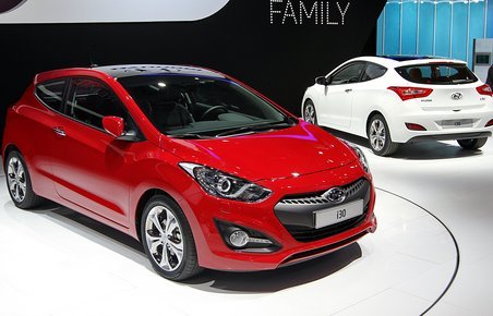 Hyundai i30 tredørs er afdæmpet i designet, men ser flot ud.
