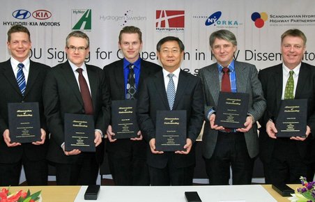 Jakkesæt i Seoul: Mikael Sloth, nr. tre fra venstre, og Flemming Wennike, nr. fem, var med ved ceremonien.