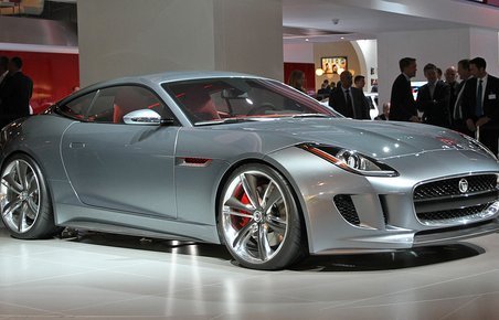 Jaguar C-X16 er en luksus-coupé i mellemstørrelse. Længden er 4,45 meter.