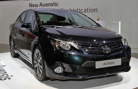 Toyota Avensis har fået helt ny front. LED-kørelyslygterne, der er ekstraudstyr, giver karakter.