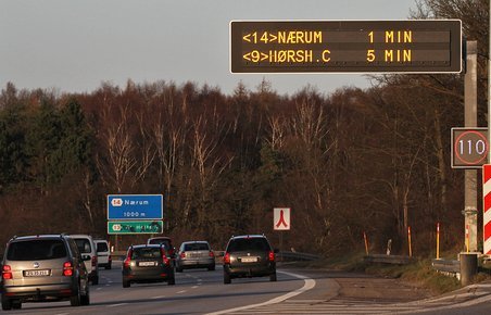 Skilte på Helsingørmotorvejen oplyser om køretider og særlige begivenheder og kommanderer den lovpligtige fartgrænse.