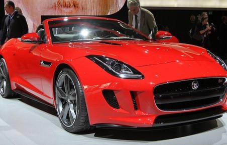 Jaguar F-Type stråler på Paris-udstillingen.