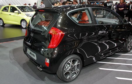 Kia Picanto tredørs i forgrunden og den femdørs i baggrunden.