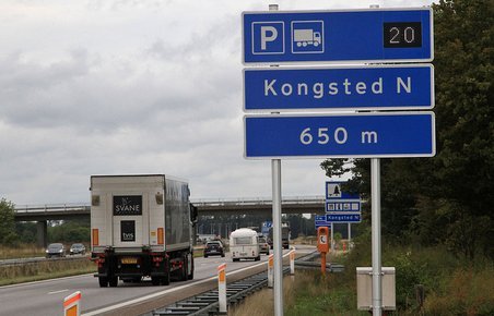 Ved Kongsted-rastepladsen er der besked om antal ledige p-pladser. Men det virker ikke som planlagt.