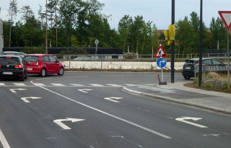 To svingbaner i stedet for en - samt lysregulering - skal få trafikken hurtigere væk fra motorvejen.