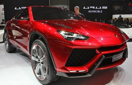 Lamborghini Urus er noget af en krabat - fem meter lang og to meter bred.