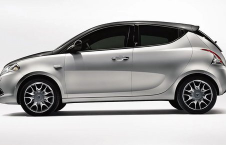 Lancia Ypsilon har hidtil været tredørs - nu får den fem døre.