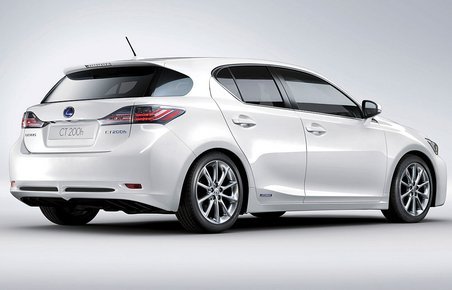 Lexus CT 200h bliver billigere end Toyota Prius med samme teknik.