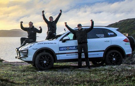 De tre eventyrere med deres Porsche Cayenne på en tidligere langdistancetur.