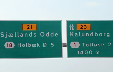 Kalundborgmotorvejen deler sig fra Holbækmotorvejen sydøst for Holbæk.