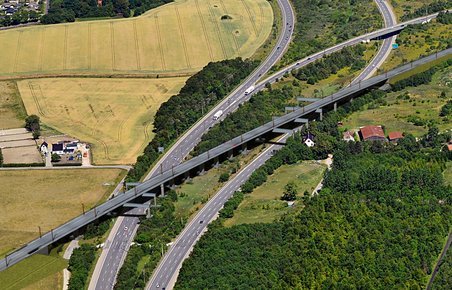 En 500 meter lang jernbanebro skal nu anlægges hen over Motorring 4. Illustration: Banedanmark