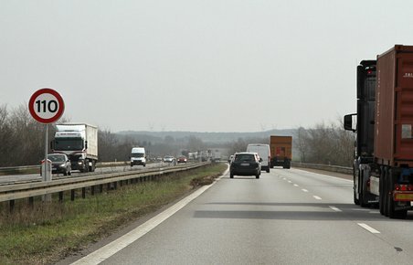 Fartgrænsen på E20 er nu sænket til 110 km/t. på en 14 km lang strækning. Det sker med ekstra store tavler.