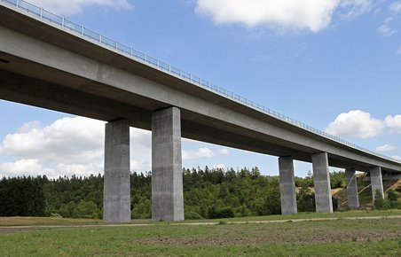 Fra den 31. august om aftenen kan bilisterne på Herningmotrovejen køre over den 730 meter lange bro.