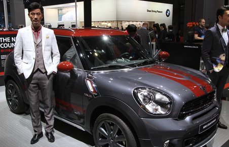 To mandlige modeller flankerer Minis nyhed på Auto Shanghai 2015.