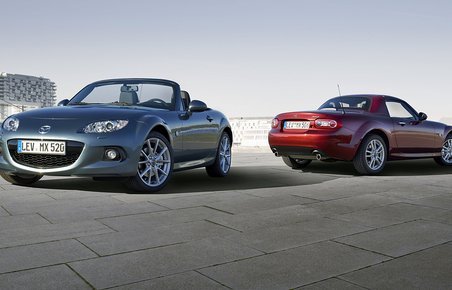 Fronten er ændret forsigtigt på den fornyede MX-5, samtidig med at fodgængerbeskyttelsen er forbedret.