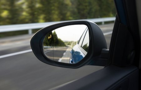 Sikkerhedssystemet Mazda RVM advarer føreren, hvis der ligger en bil i den blinde vinkel.