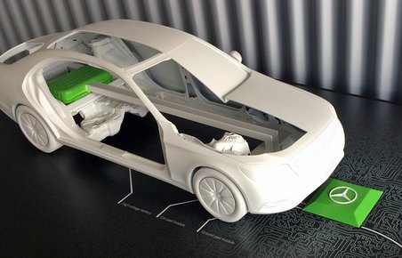 Den elektriske bil køres blot hen over pladen, når bilen skal oplades.