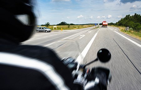 Ny kampagne skal gøre bilister og motorcyklistere bedre til at være opmærksomme på hinanden