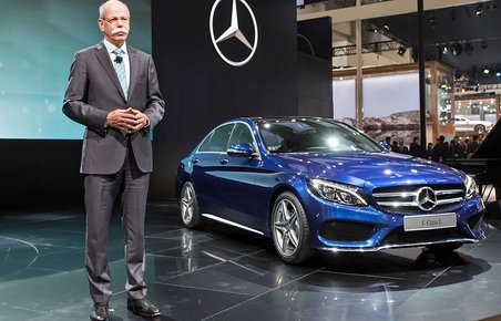 Daimler-chef Dieter Zetche præsenterede selv den forlængede C-klasse i Beijing.