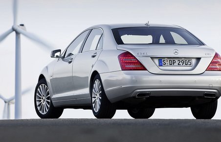 Mercedes-Benz S250 CDI. Det er uklart, hvorfor der er vindmøller med på pr-billedet.