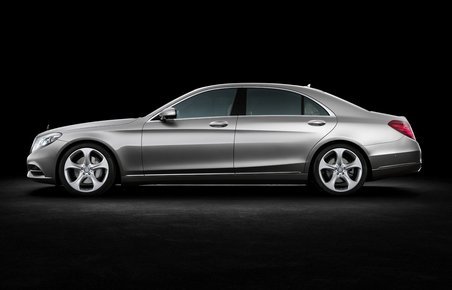 Den nye Mercedes-Benz S-klasse er på samme størrelse som sin forgænger, dvs. ca. fem meter lang.