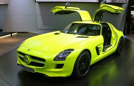 Den elektriske Mercedes-Benz SLS AMG er malet i den mest støjende gule farve, verden endnu har set.