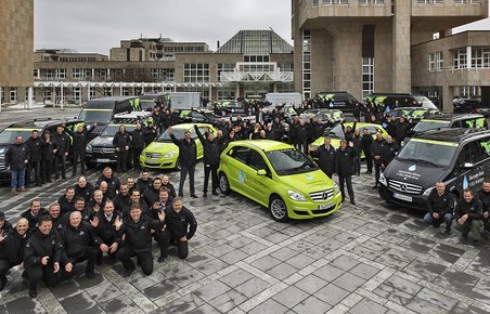 Starten er gået fra Stuttgart. Det er uklart, hvor mange hjælpebiler der skal med.