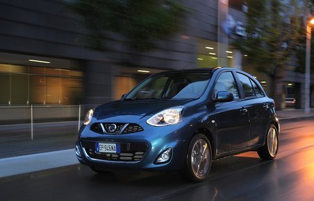 Fronten på Nissan Micra har fået det særlige Nissan-V i midten, som kendes fra mærkets andre modeller.