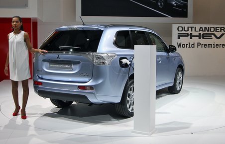 Mitsubishi Outlander PHEV har i produktionsudgaven verdenspremiere på Paris-udstillingen.
