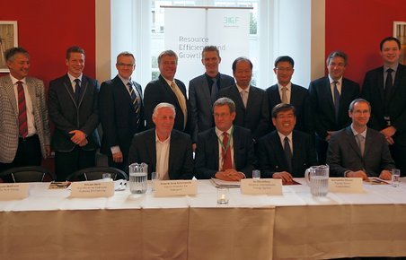 Det foregik meget formelt, da fire bilkoncerner underskrev aftalen med bl.a. den danske transportminister.