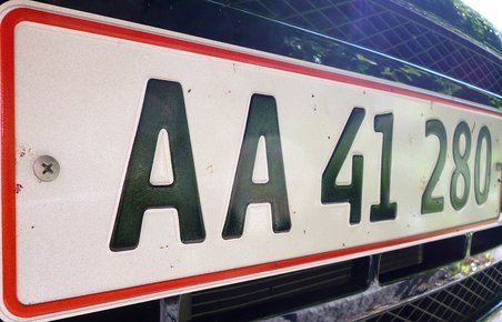 AA er tilbage på nye bilers nummerplade. Men de udleveres indtil videre kun af få nummerplade-operatører.